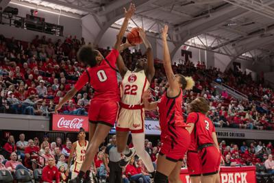 WBBvIllinois_RiversLayup_JB.jpg